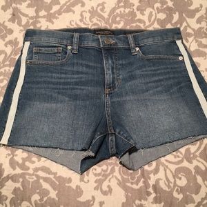 Banana Republic side stripe mid-rise jean short 28